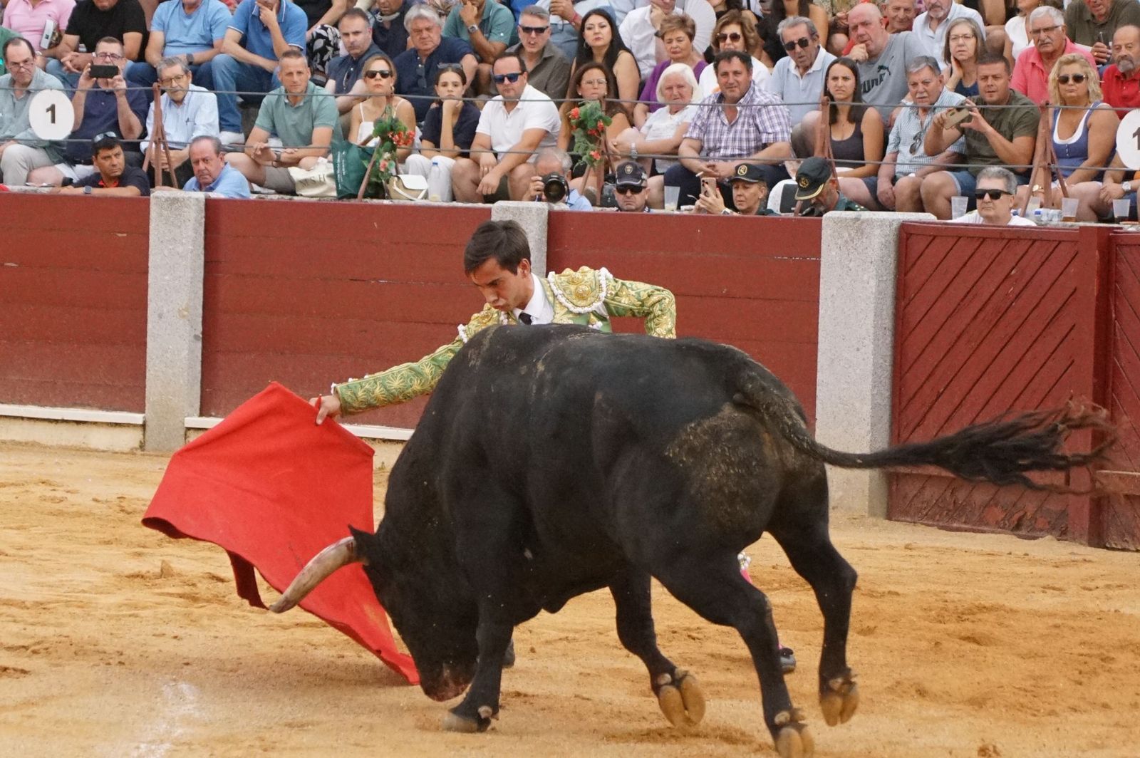 Javier Castaño se despide de Guijuelo y Damián Castaño, su hermano, e Ismael Martín salen a hombros en Guijuelo