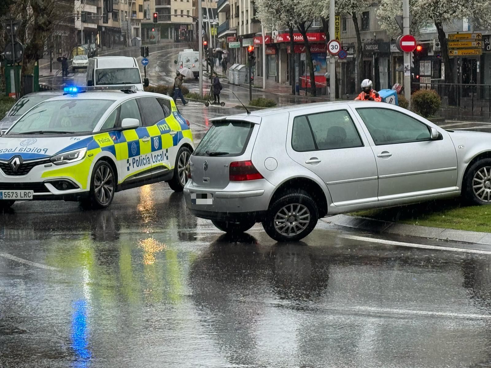 Una colisión entre dos vehículos se salda con uno de ellos subido a la rotonda de Plaza España