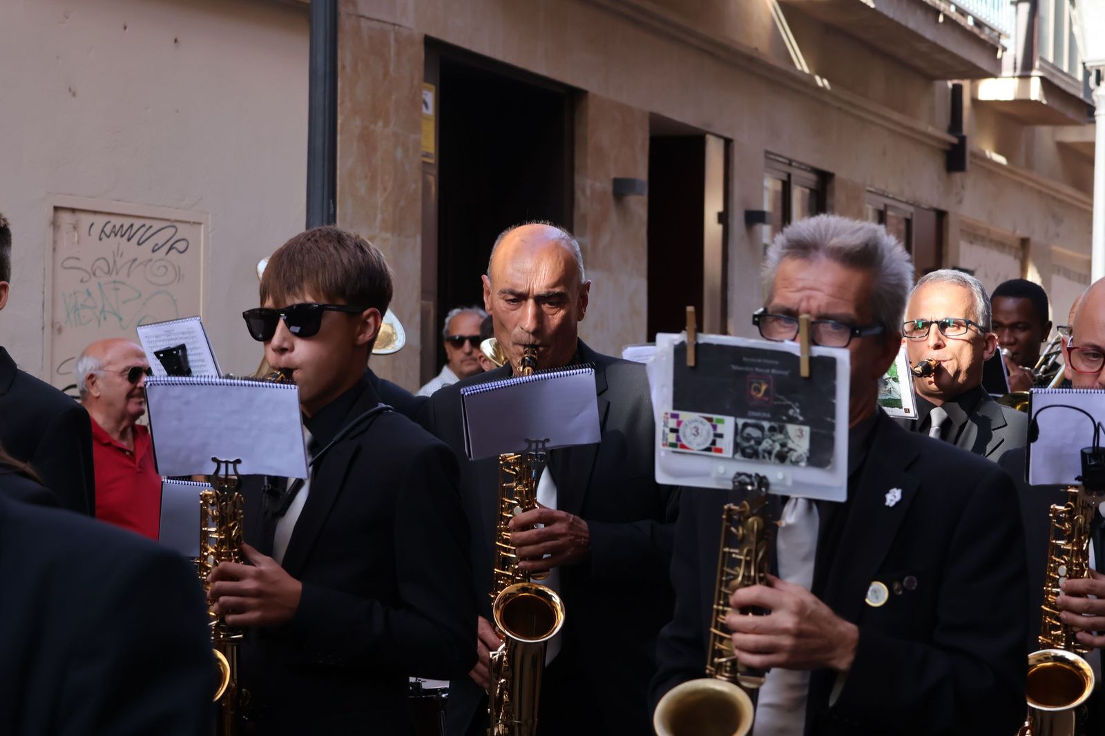 La Exaltación de la Cruz procesiona por las calles de Zamora rumbo a la carpa de San Bernabé