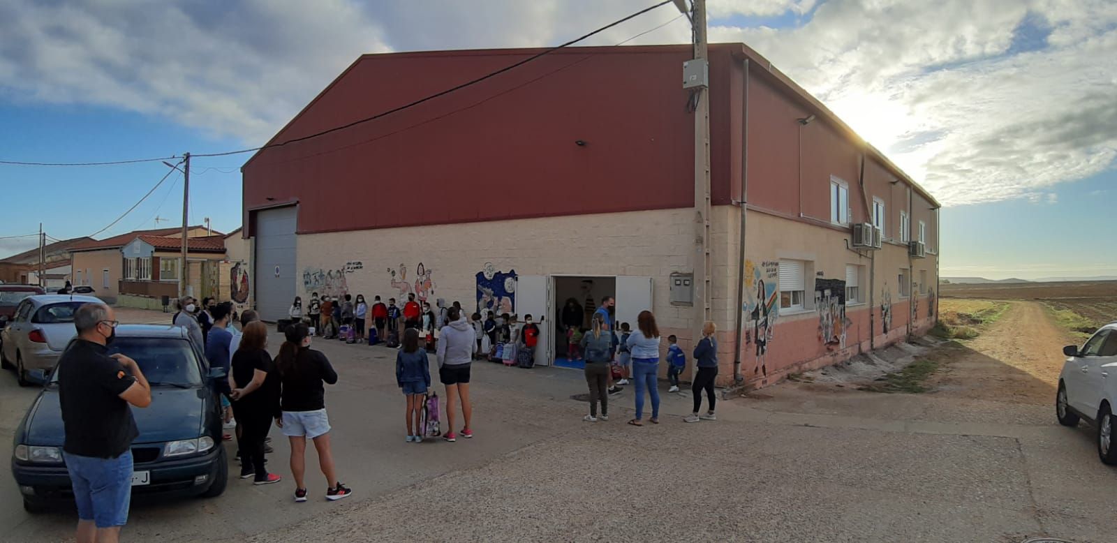 Entrada de los niños al colegio de Valcabado