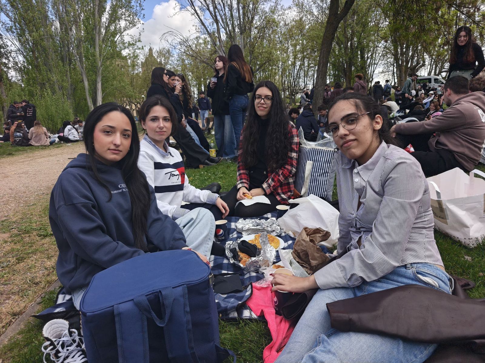 Un multitudinario Lunes de Aguas en Salamanca llena la ribera del Tormes