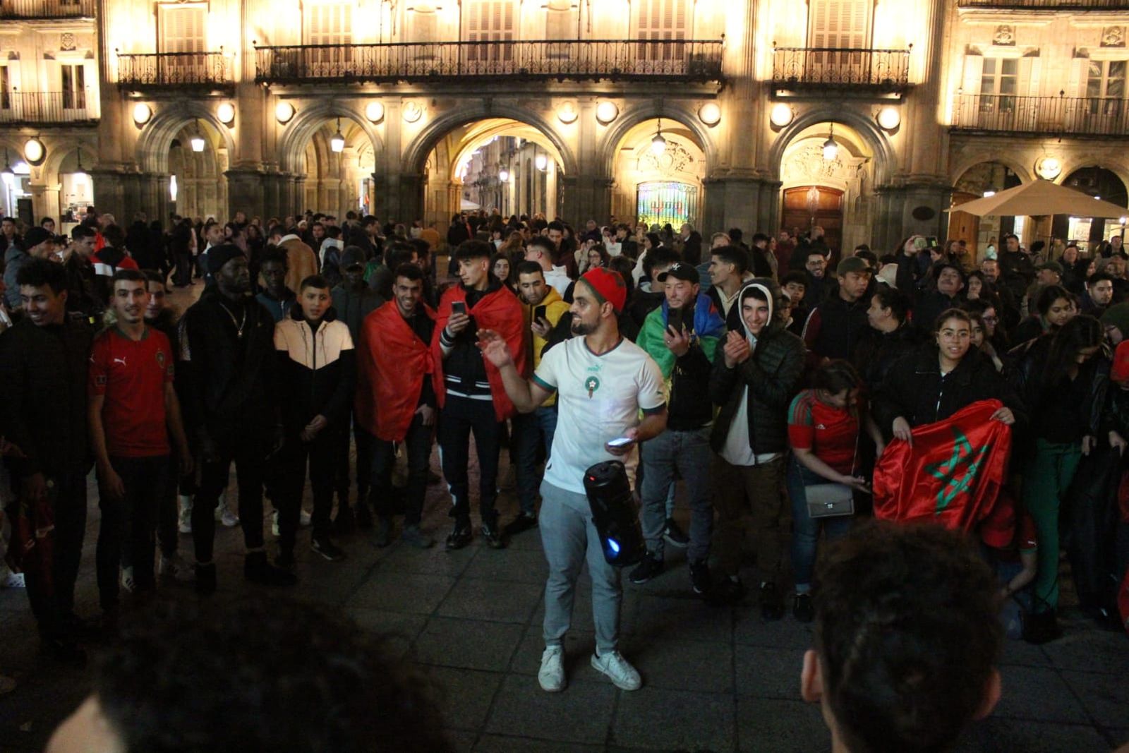 Los marroquíes salen a celebrar la victoria de su selección por las calles de Salamanca. Foto| Salamanca24horas