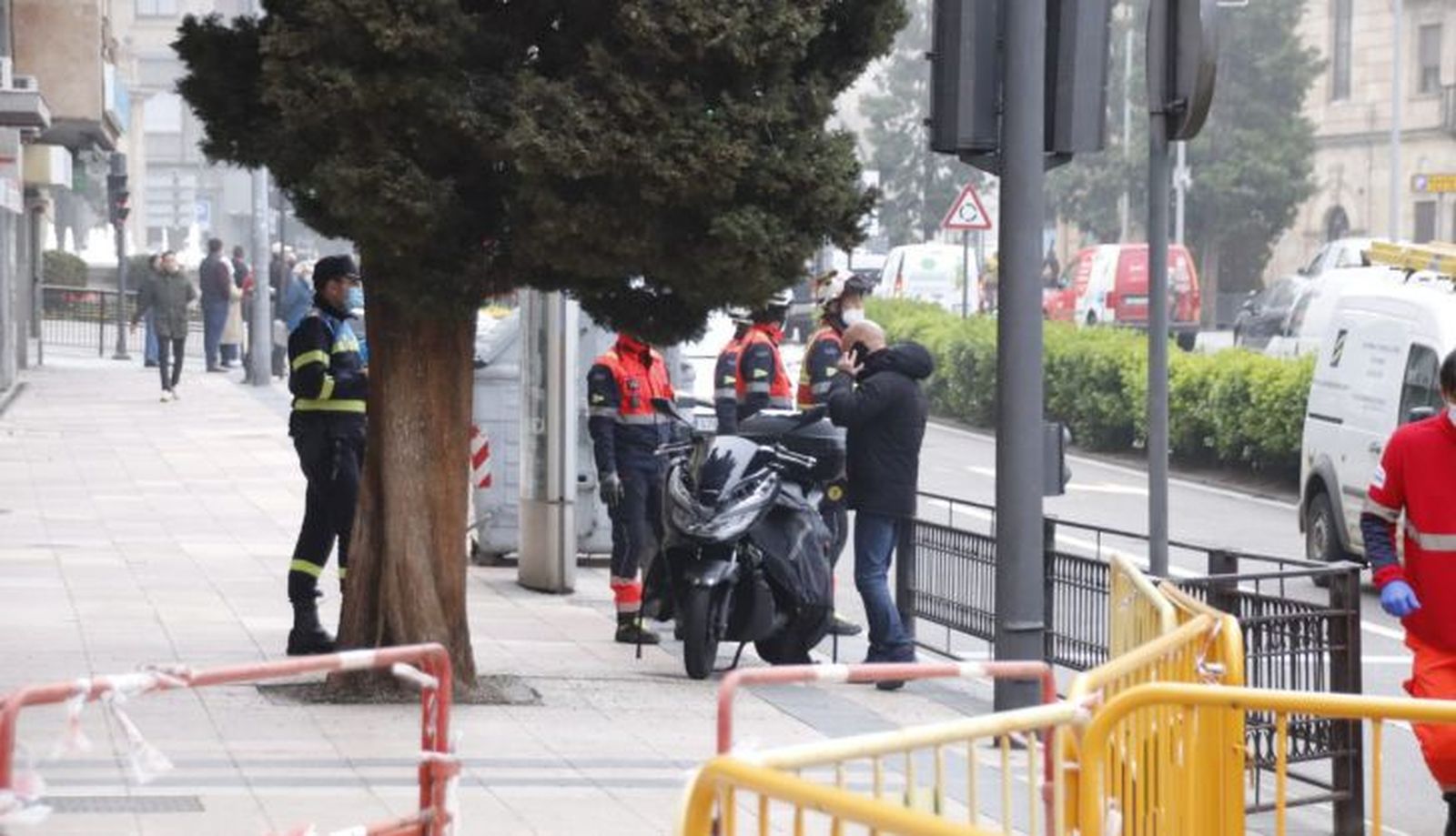Bomberos y Policía Local en el paseo de Carmelitas (2)
