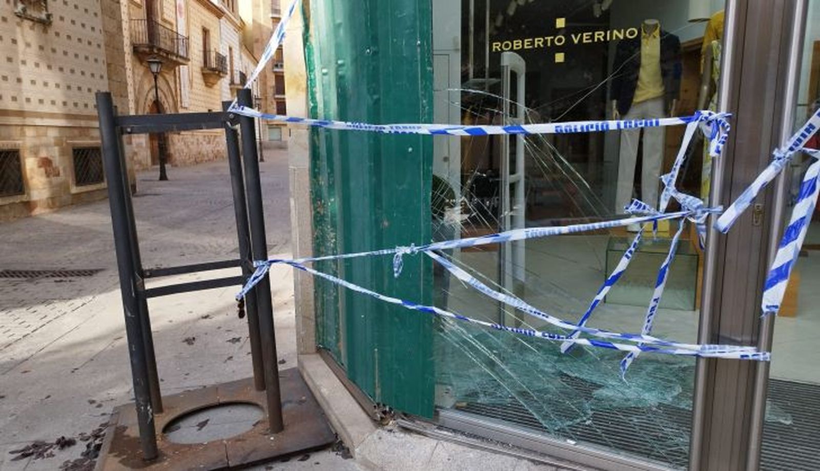 Un camión de limpieza cae sobre una terraza en la calle Sol Oriente cuando intentaban subirlo a una grúa