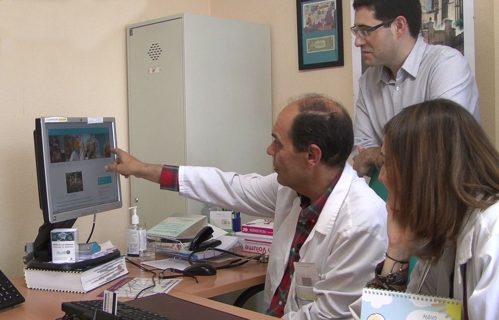 Médicos en consulta de Atención Primaria en una foto de archivo Médicos en consulta de Atención Primaria en una foto de archivo