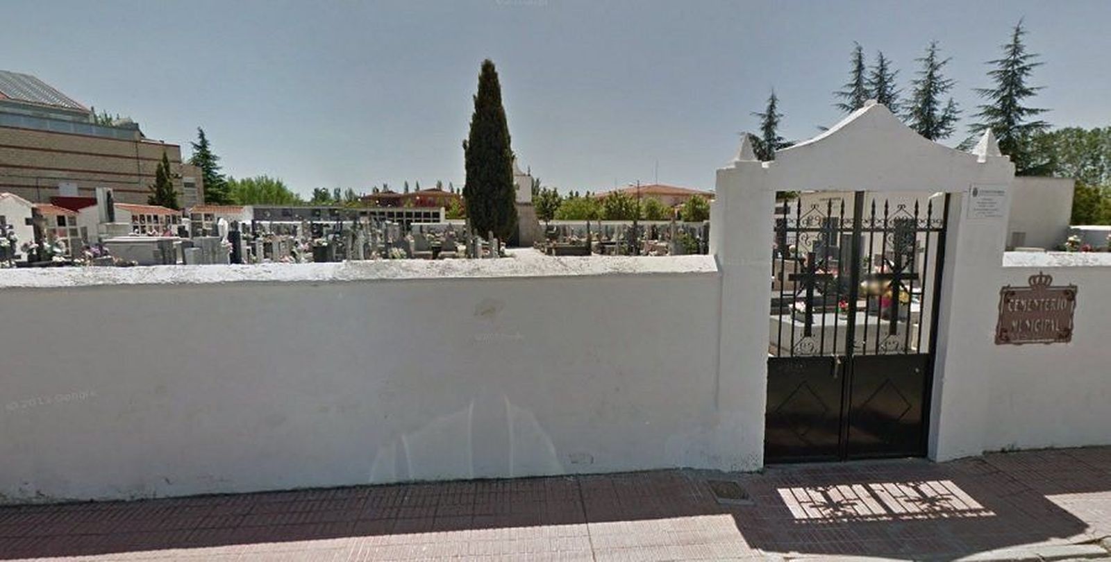 Astormi denuncia que el Ayuntamiento de Santa Marta no reconoce los títulos de propiedad del cementerio