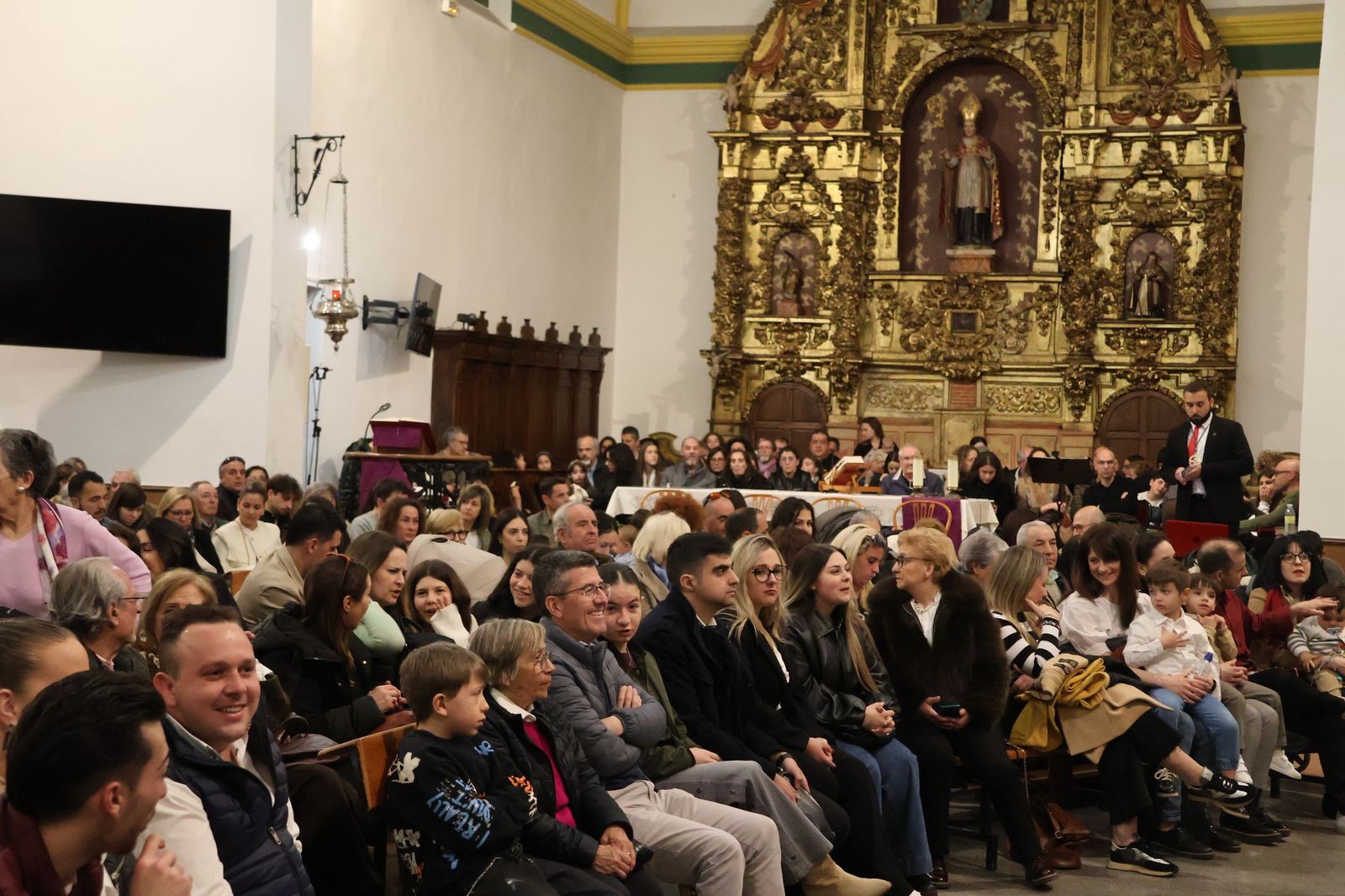 Entrada de nuevos hermanos de la Hermandad de Jesús en Su Tercera Caída (5).JPG