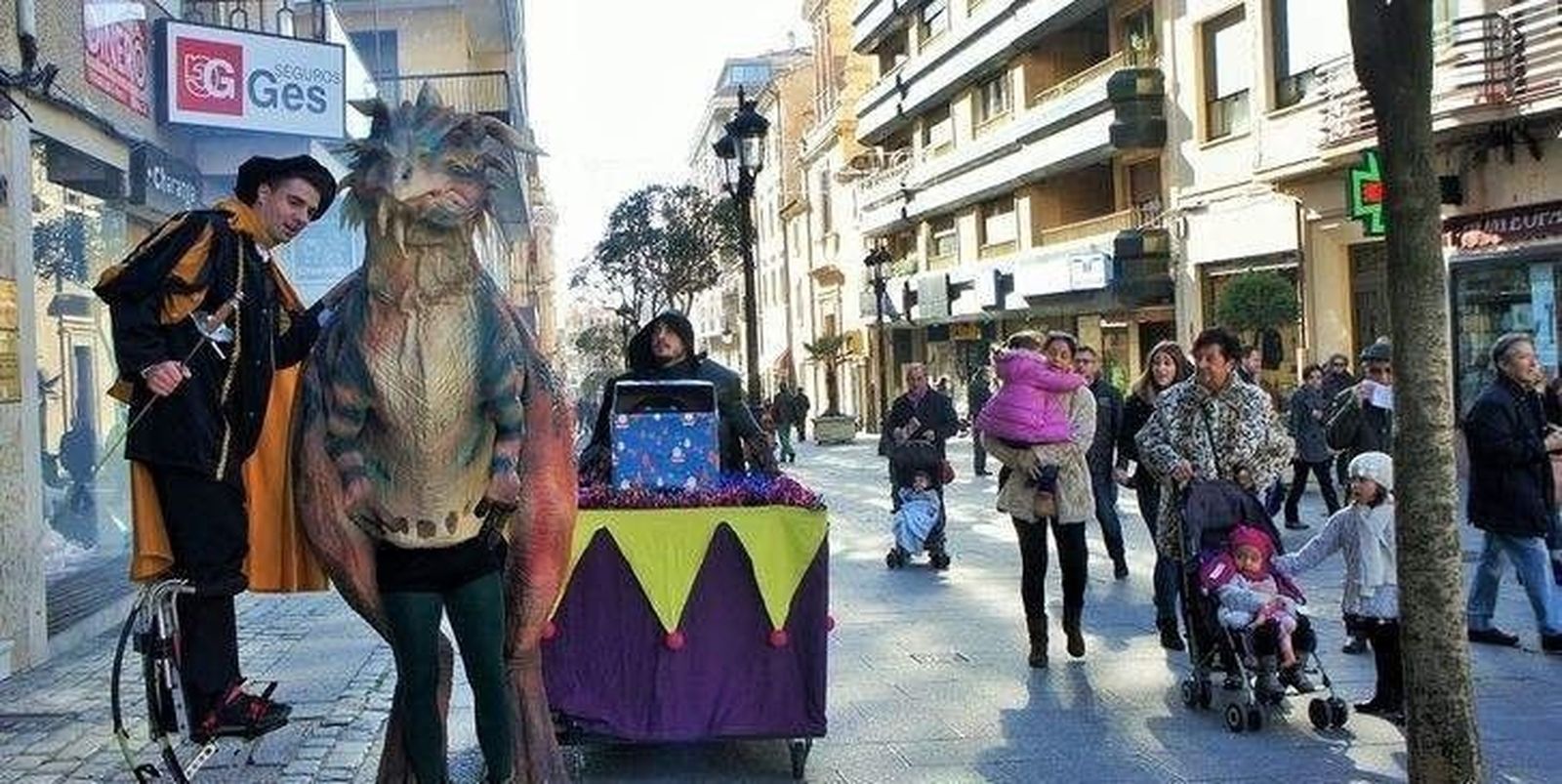 Los pasacalles regresan un fin de semana más para dinamizar el comercio y crear ambiente navideño