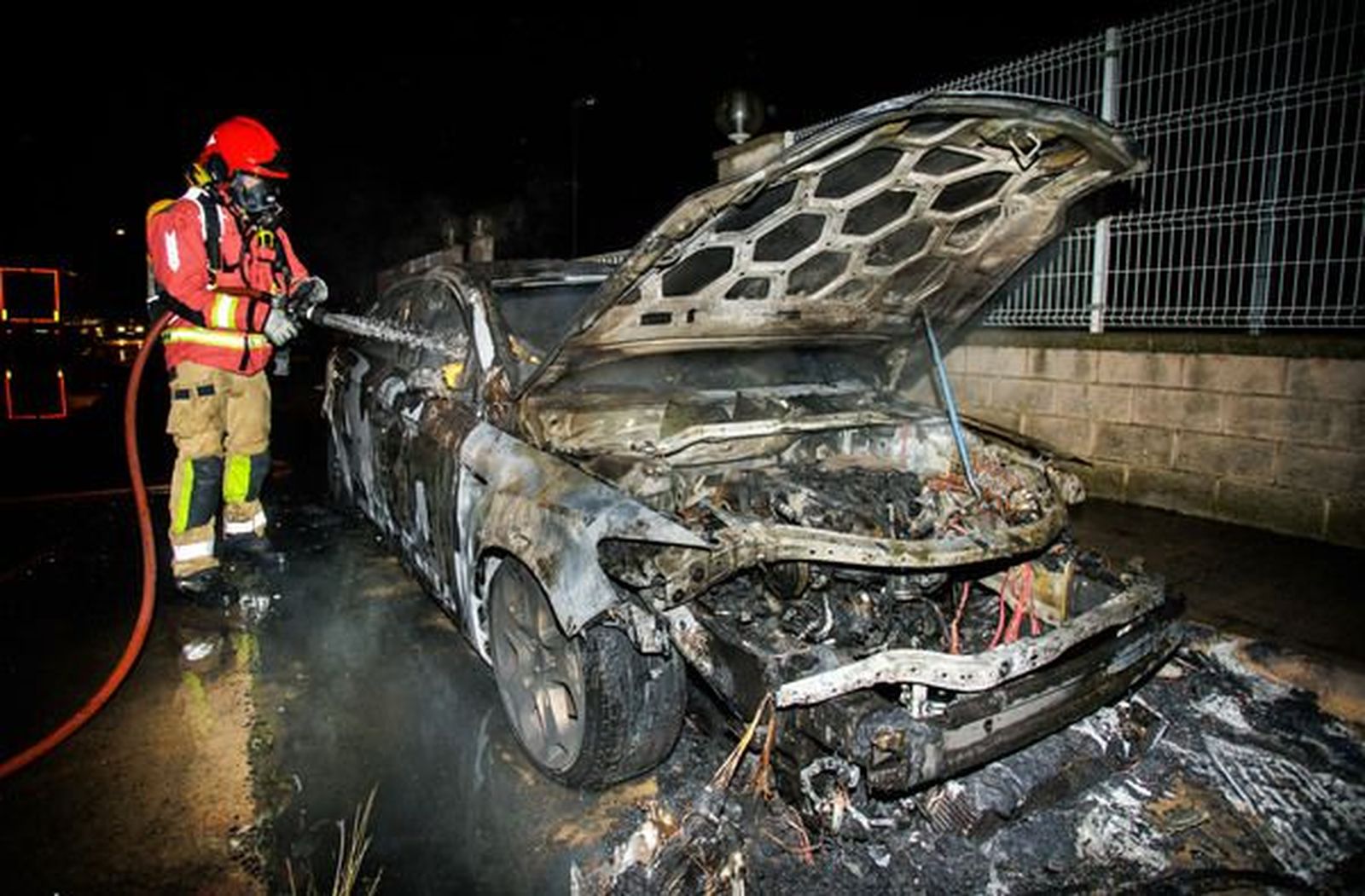 Extinguido el incendio en un vehículo en el Polígono Las Viñas de Ciudad Rodrigo. VICENTE| ICAL