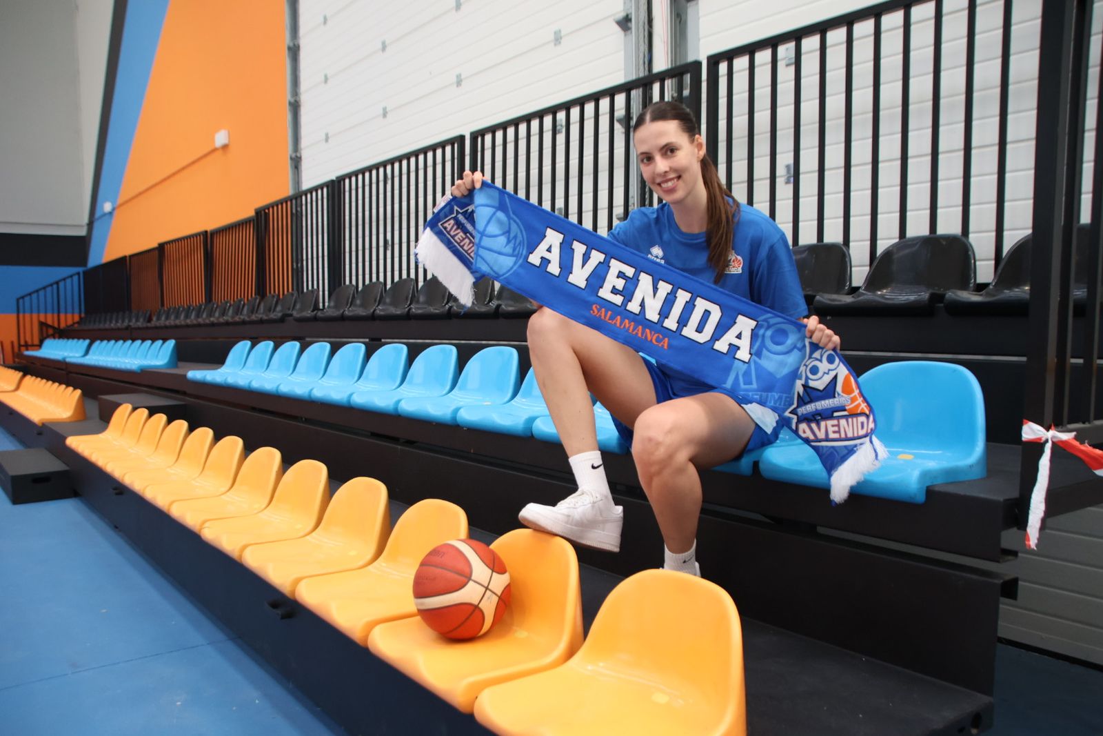 Presentación de la jugadora de baloncesto Natalie Stoupalova