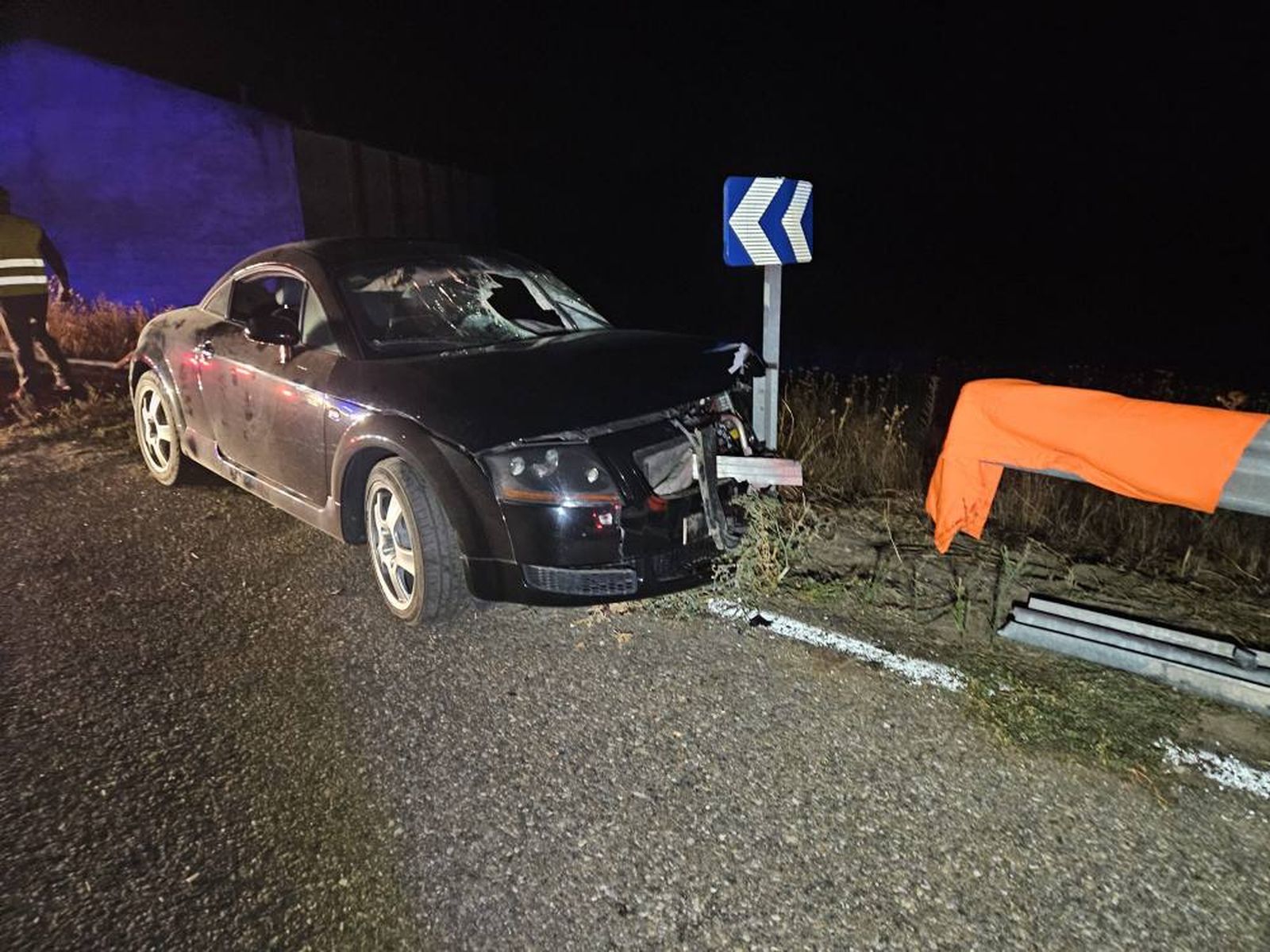 Un accidente de tráfico de madrugada obliga a intervenir a los bomberos