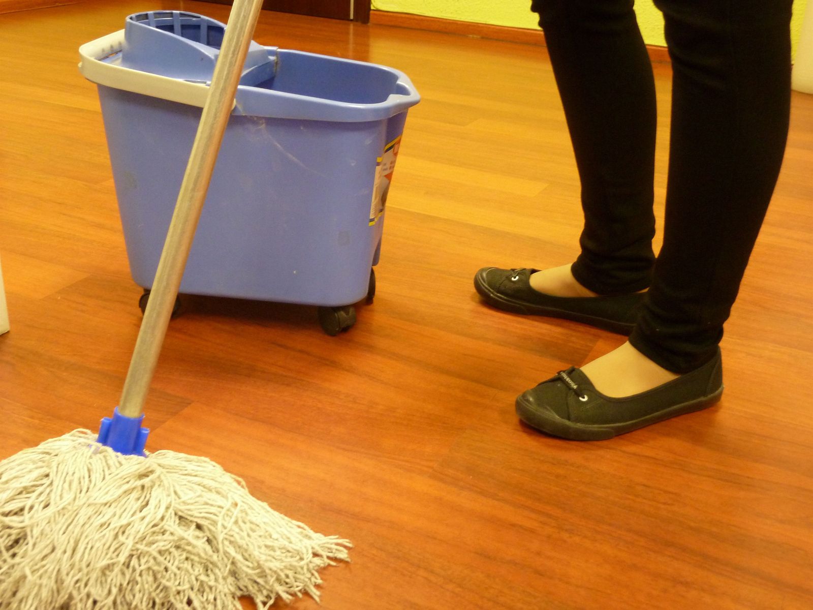 Persona con una fregona