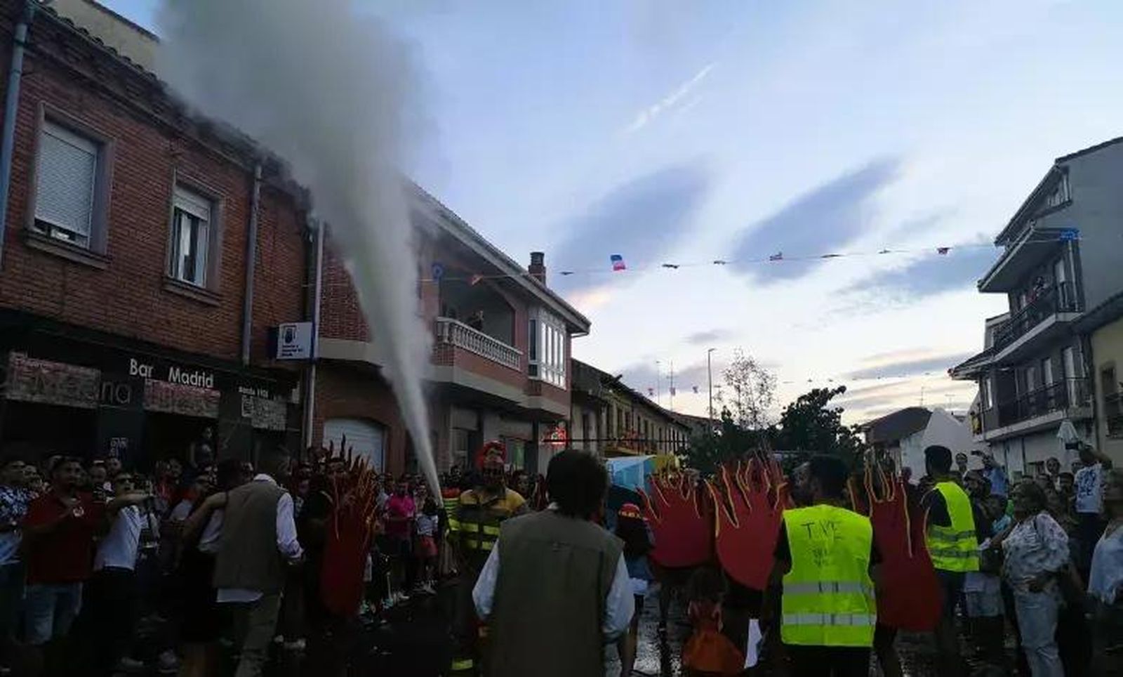 Foto: M.A.C. Desfile de peñas y carrozas el pasado año