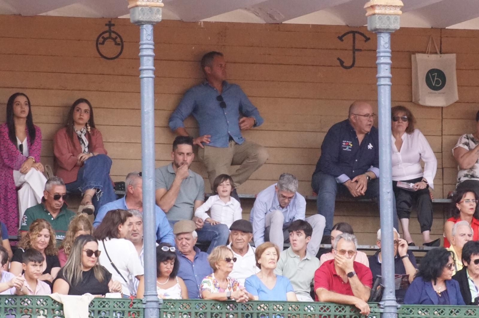 Expectación por ver los caballos de rejoneo en La Glorieta: imágenes del ambiente en los tendidos y en el patio de cuadrillas