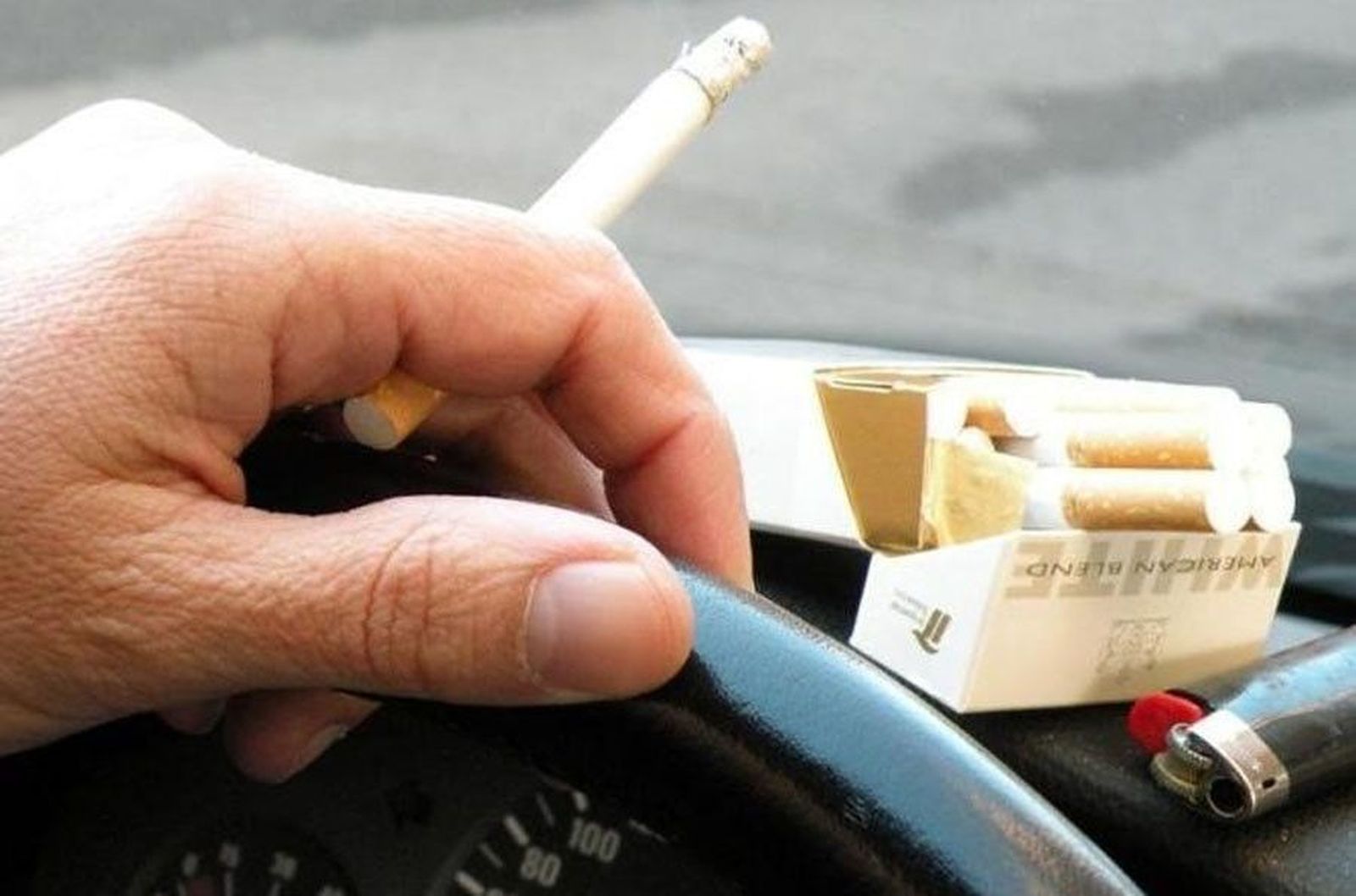 Cigarro coche tabaco fumar