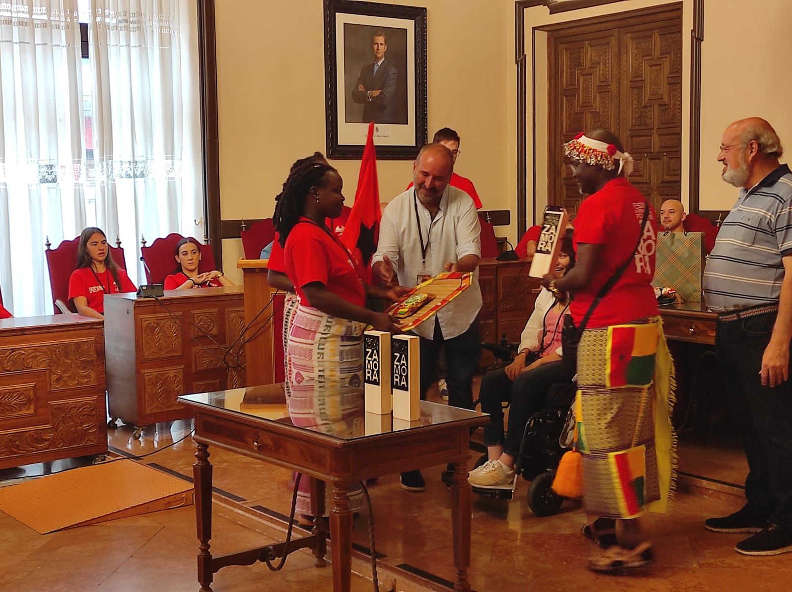 El Ayuntamiento de Zamora acoge a los componentes del XXI festival Internacional de folclore