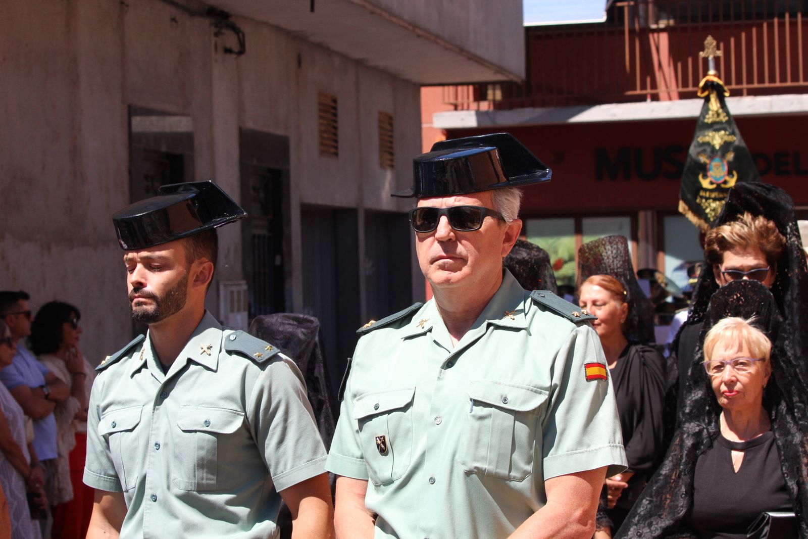 Misa solemne en honor a Santa Marta y a continuación procesión y vino español en el paseo fluvial.