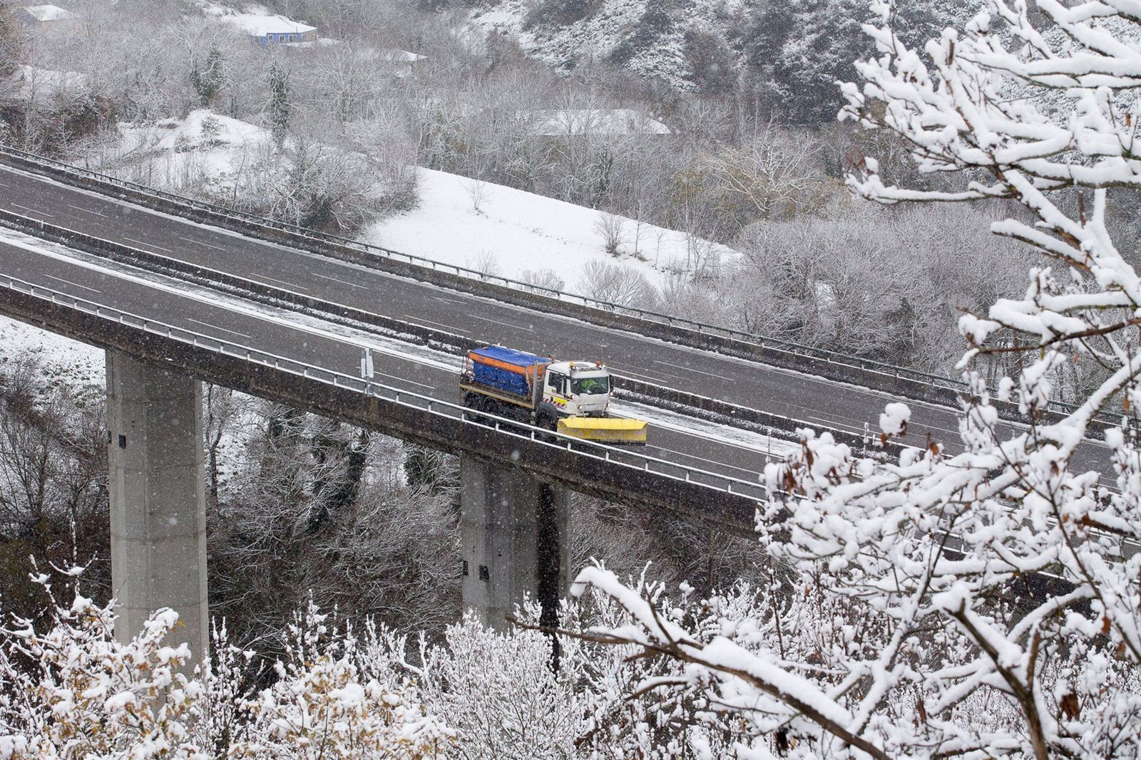 Una quitanieves trabajando en la carretera. | EP