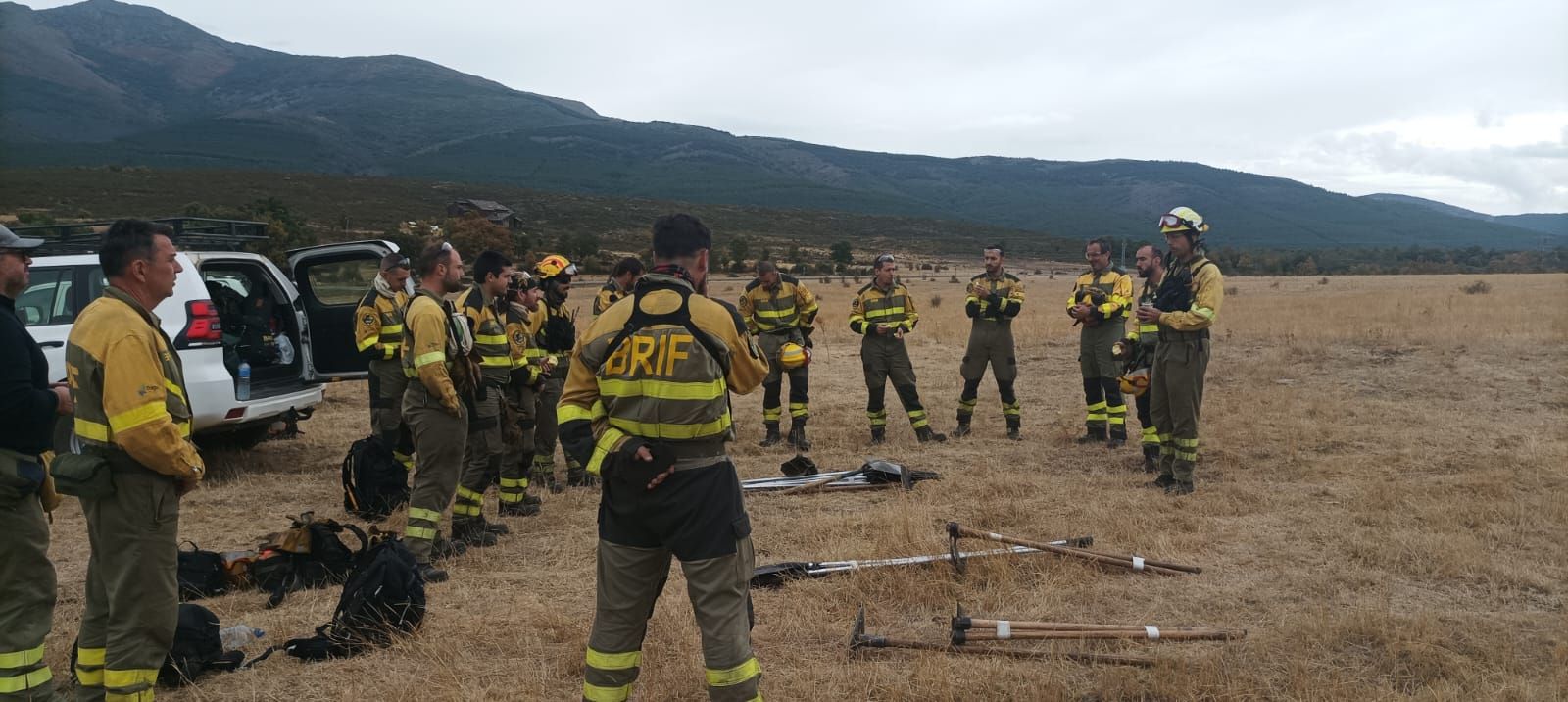 Bomberos forestales trabajando en el incendio de Peñalba de la Sierra