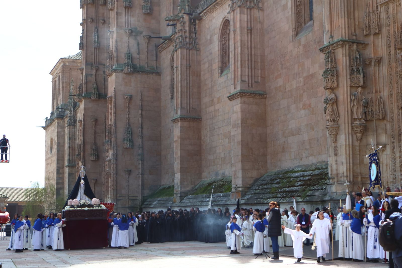 Procesión del encuentro de Nuestra Señora de la Alegría y Jesús Resucitado en el Domingo de Resurrección en Salamanca