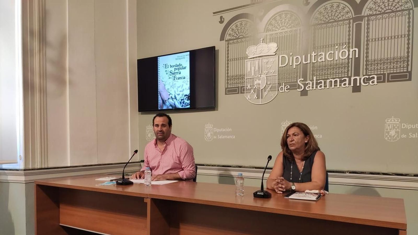 El diputado david mingo y la coautora del manual maria valdivielso en la presentacion de la publicacion