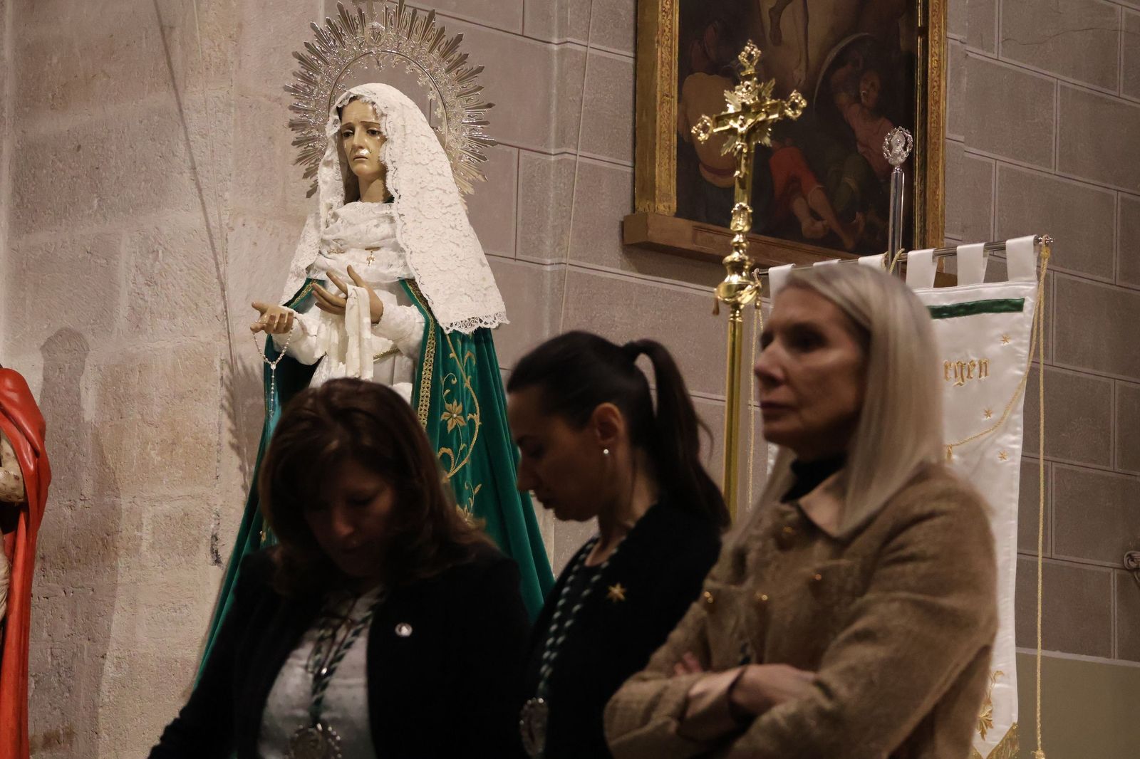 GALERÍA | La Cofradía de la Virgen de la Esperanza da la bienvenida a sus nuevas incorporaciones