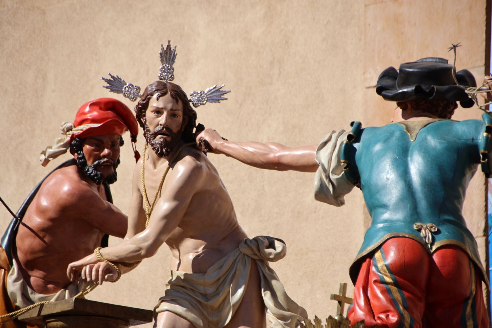 La devoción por el Santo Entierro llena de fe y pasión las calles de Salamanca