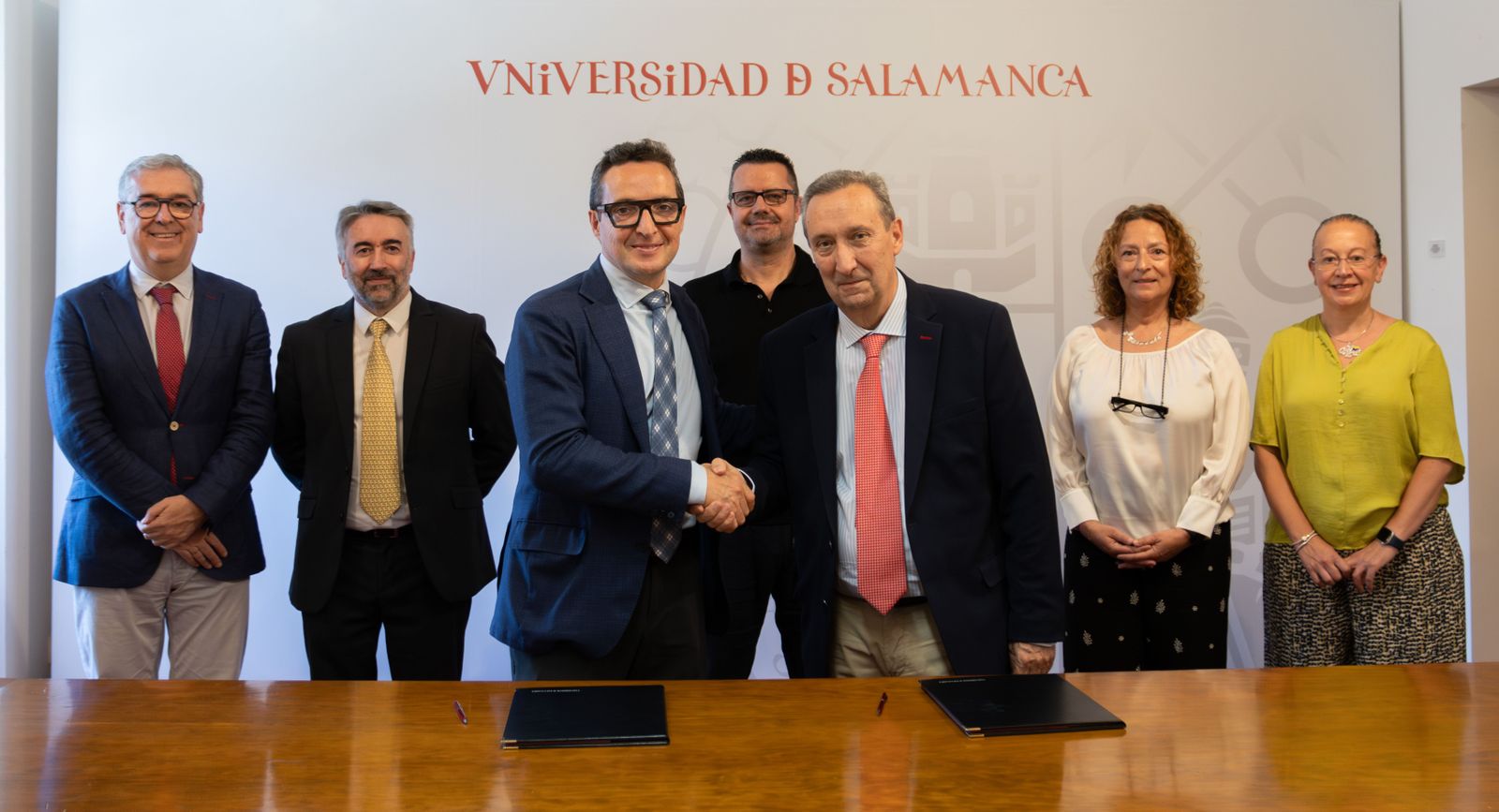 El rector de la USAL, Juan Manuel Corchado, y el nuevo presidente de Fundación Personas, Carlos Martín, suscriben un convenio de colaboración para la creación de la Cátedra “Fundación Personas: Discapacidad y futuro”, impulsada por el INICO El rector de la USAL, Juan Manuel Corchado, y el nuevo presidente de Fundación Personas, Carlos Martín, suscriben un convenio de colaboración para la creación de la Cátedra “Fundación Personas: Discapacidad y futuro”, impulsada por el INICO