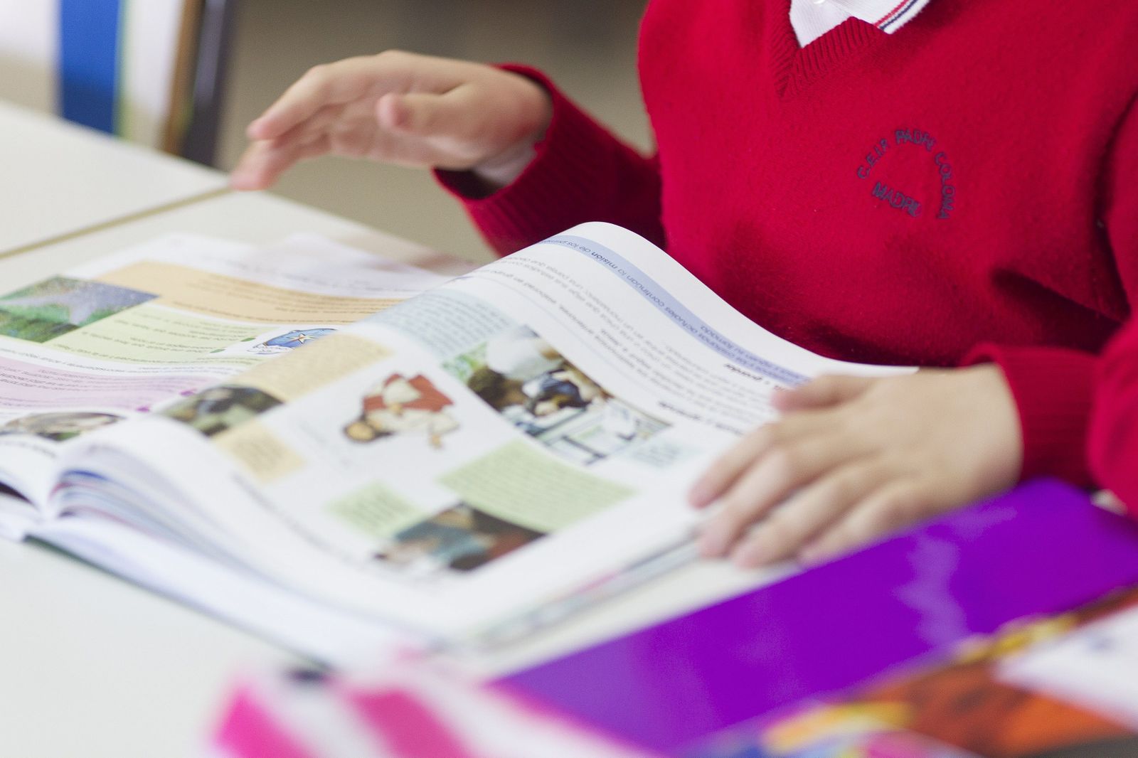 Una escolar lee un libro de texto en su colegio de Madrid.