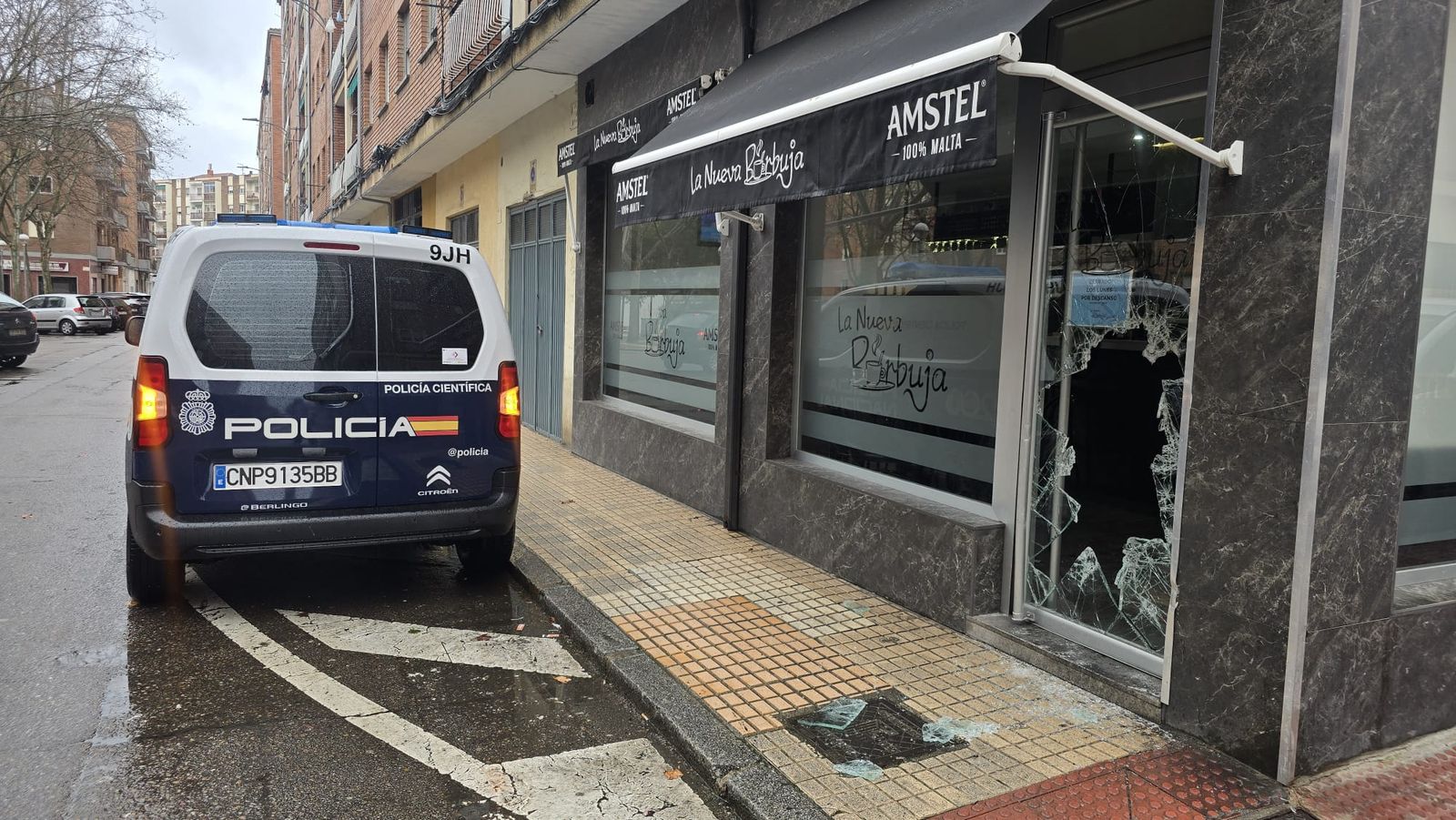Roban en un bar de la calle Mirto tras romper los cristales para acceder