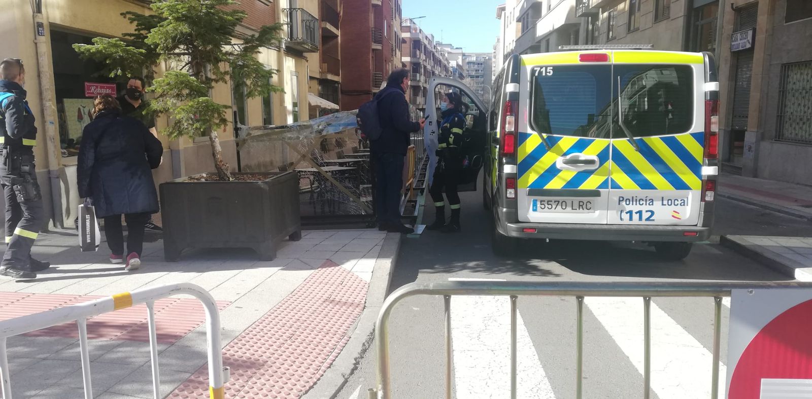 Cristales de una terraza rotos en la calle Van Dyck