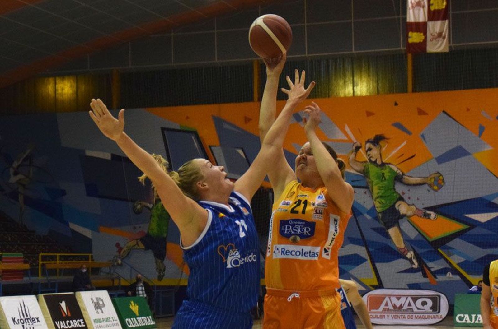 Imagen de un partido anterior entre Quesos El Pastor y Perfumerías Avenida.