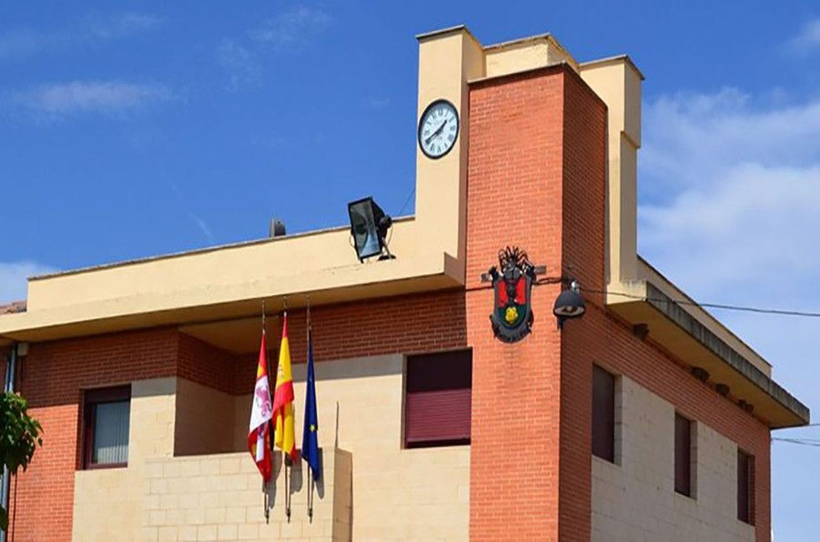 Fachada del Ayuntamiento de Roales del Pan Fachada del Ayuntamiento de Roales del Pan