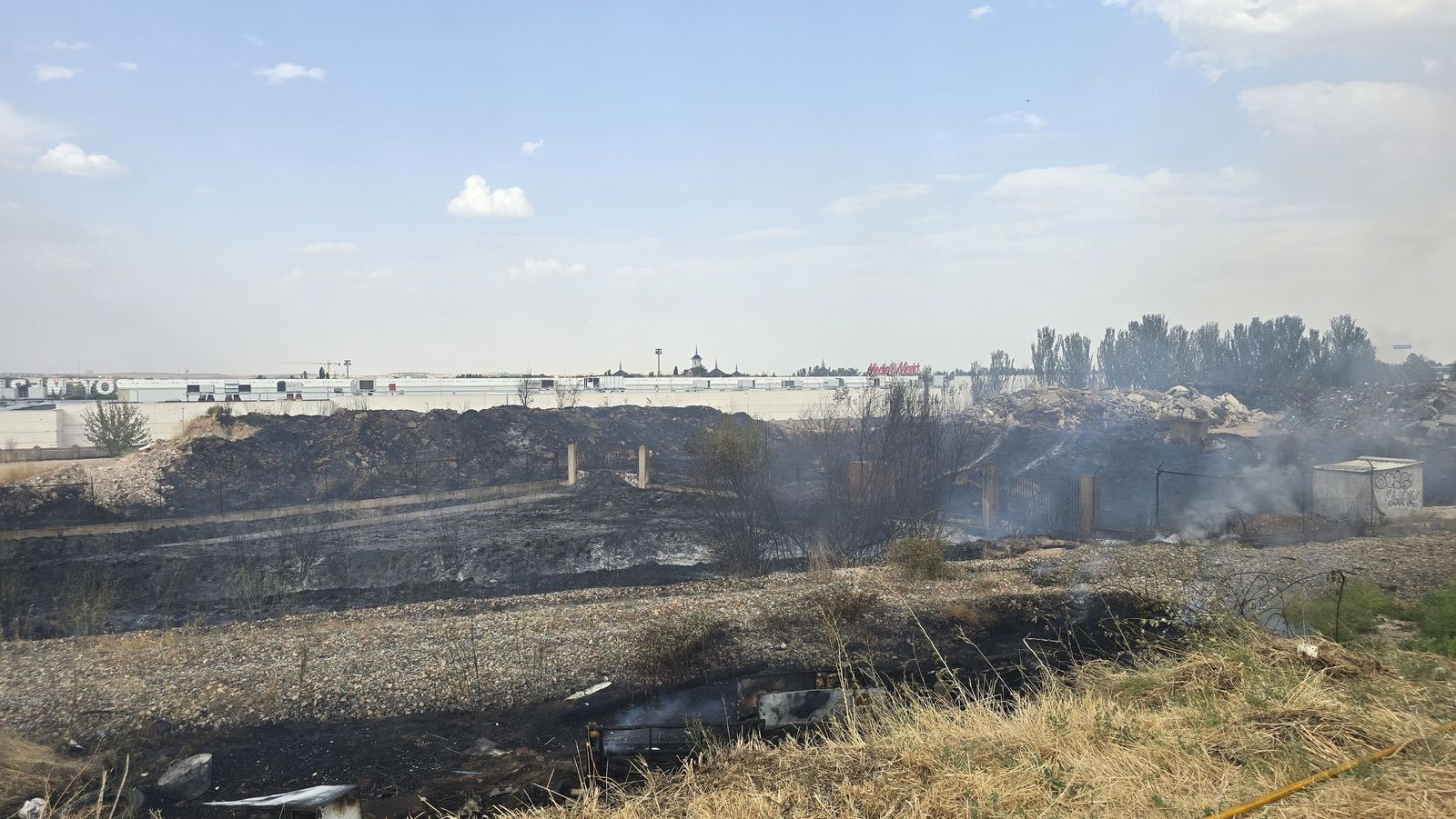 Los bomberos sofocan un gran incendio en el Polígono Industrial de Los Montalvos