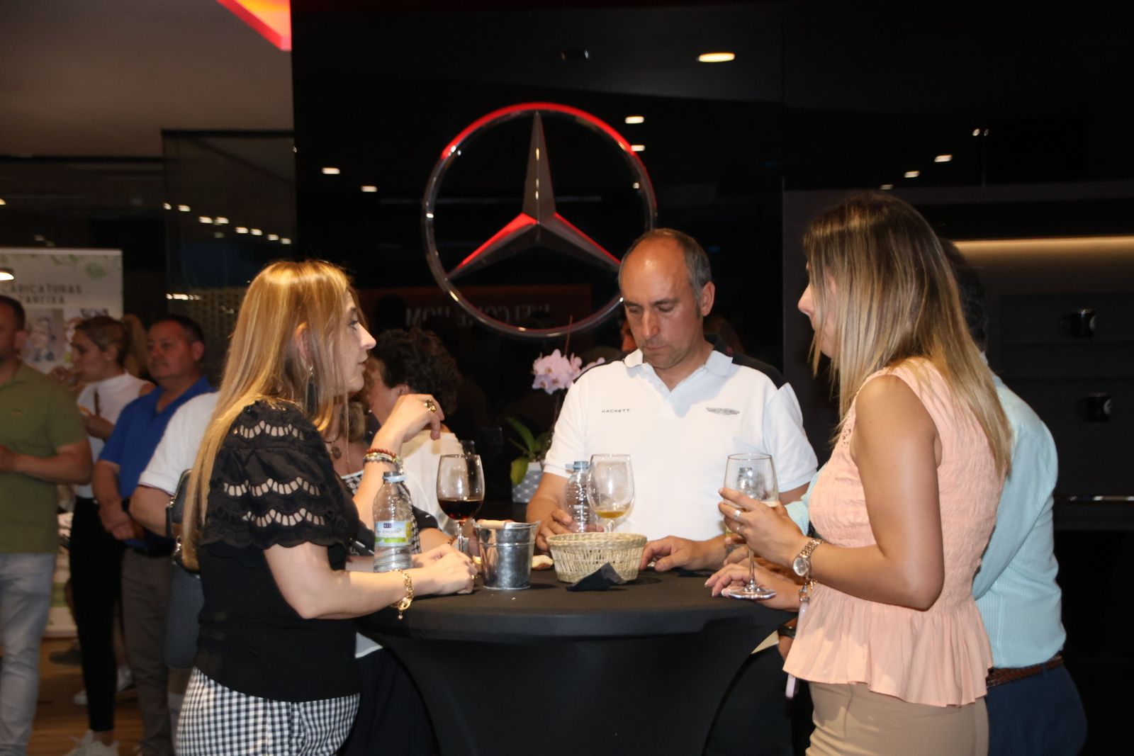 Presentación dos coches en la mercedes