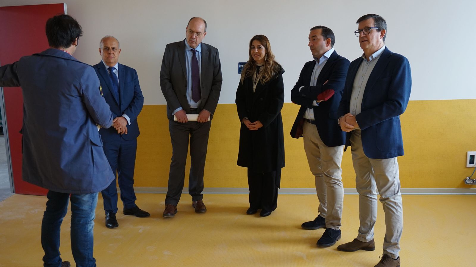 el-director-general-de-centros-e-infraestructuras-jose-migel-saez-visita-la-ultima-fase-al-ceip-maria-moliner-de-castellanos-de-moriscos-30