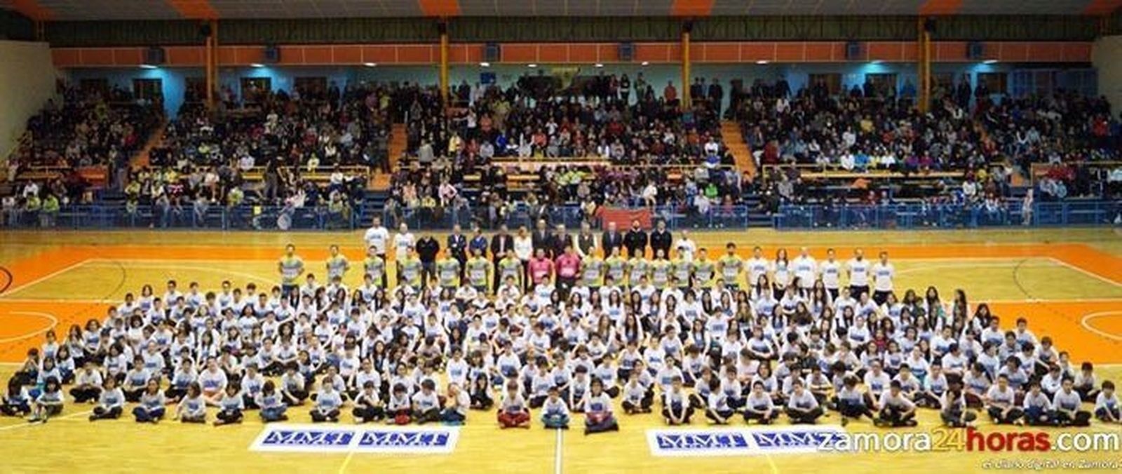 El Ángel Nieto vibró, por primera vez, con la familia del Balonmano Zamora