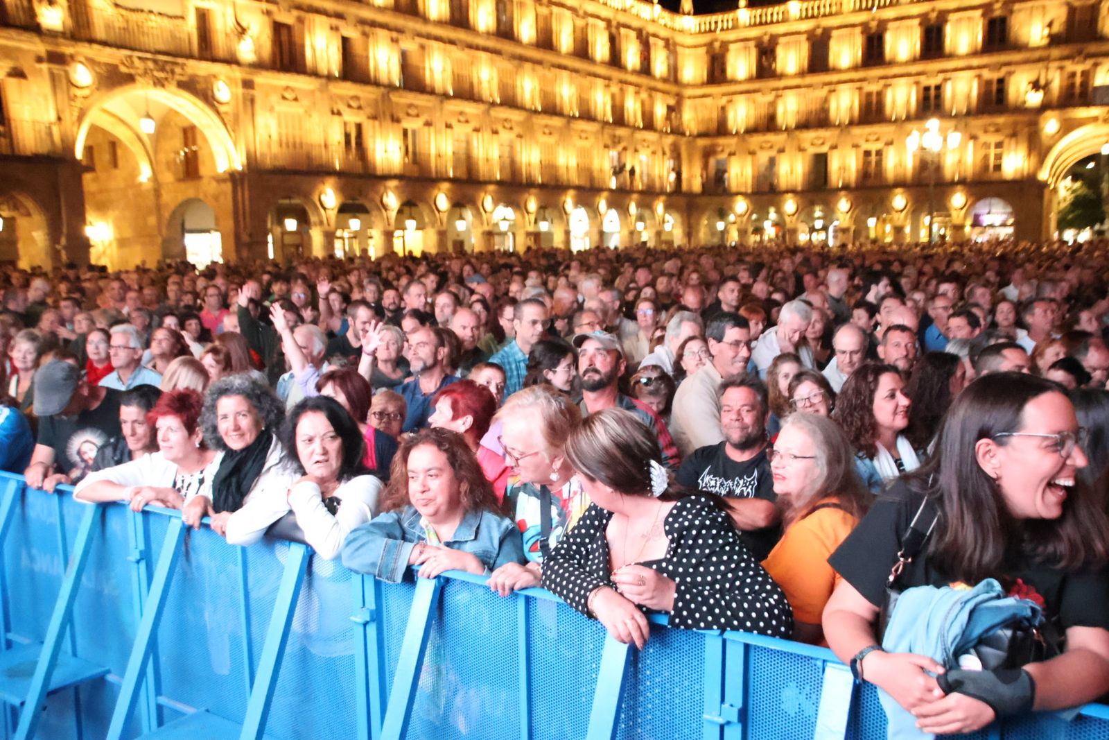 Medina Azahara hace vibrar a la Plaza Mayor de Salamanca con su eterno y emblemático rock