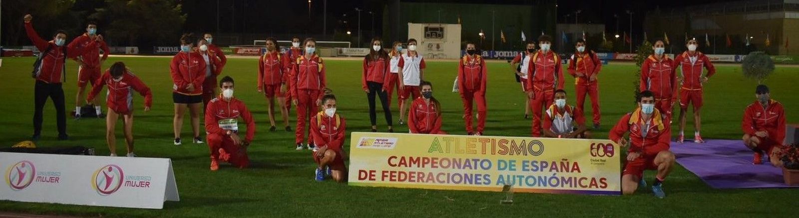 Grupo con cartel cpto. 2