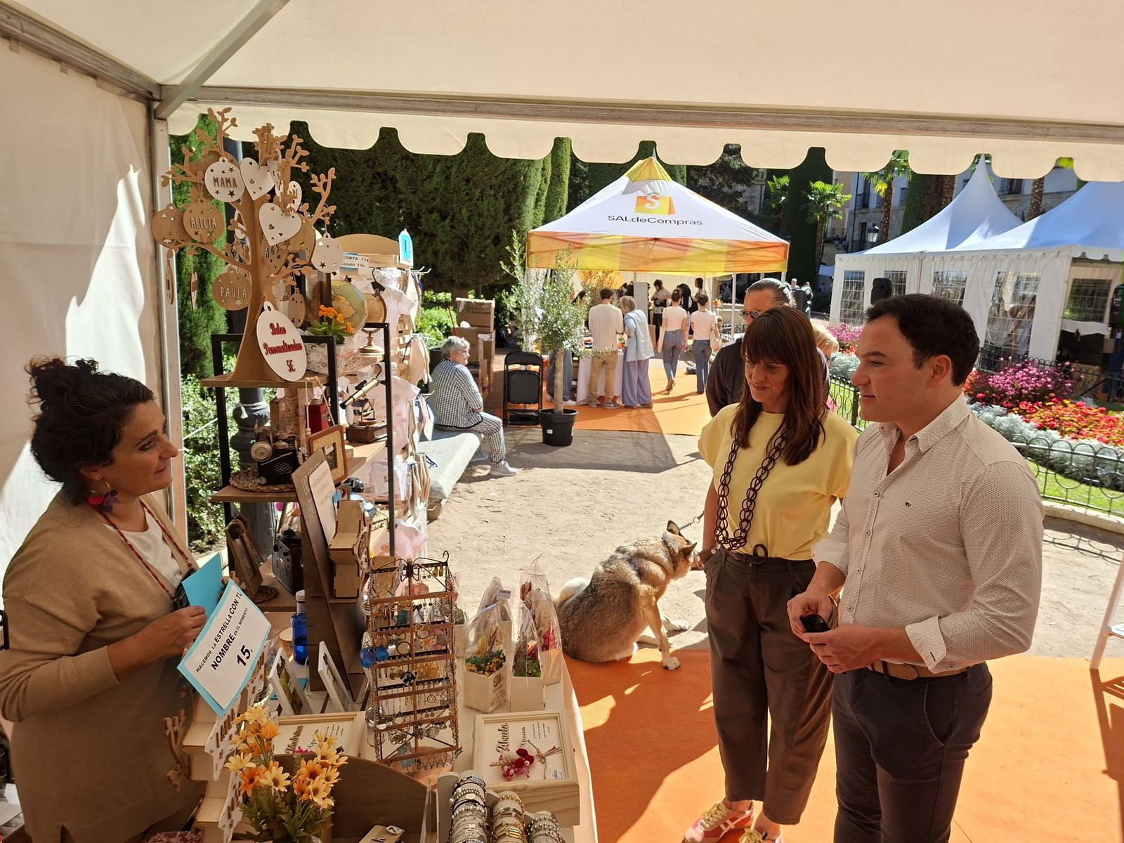 El concejal Pedro Martínez ha participado en la plaza de la Libertad en la iniciativa ‘Vive el Comercio Local con SALdeCompras’.