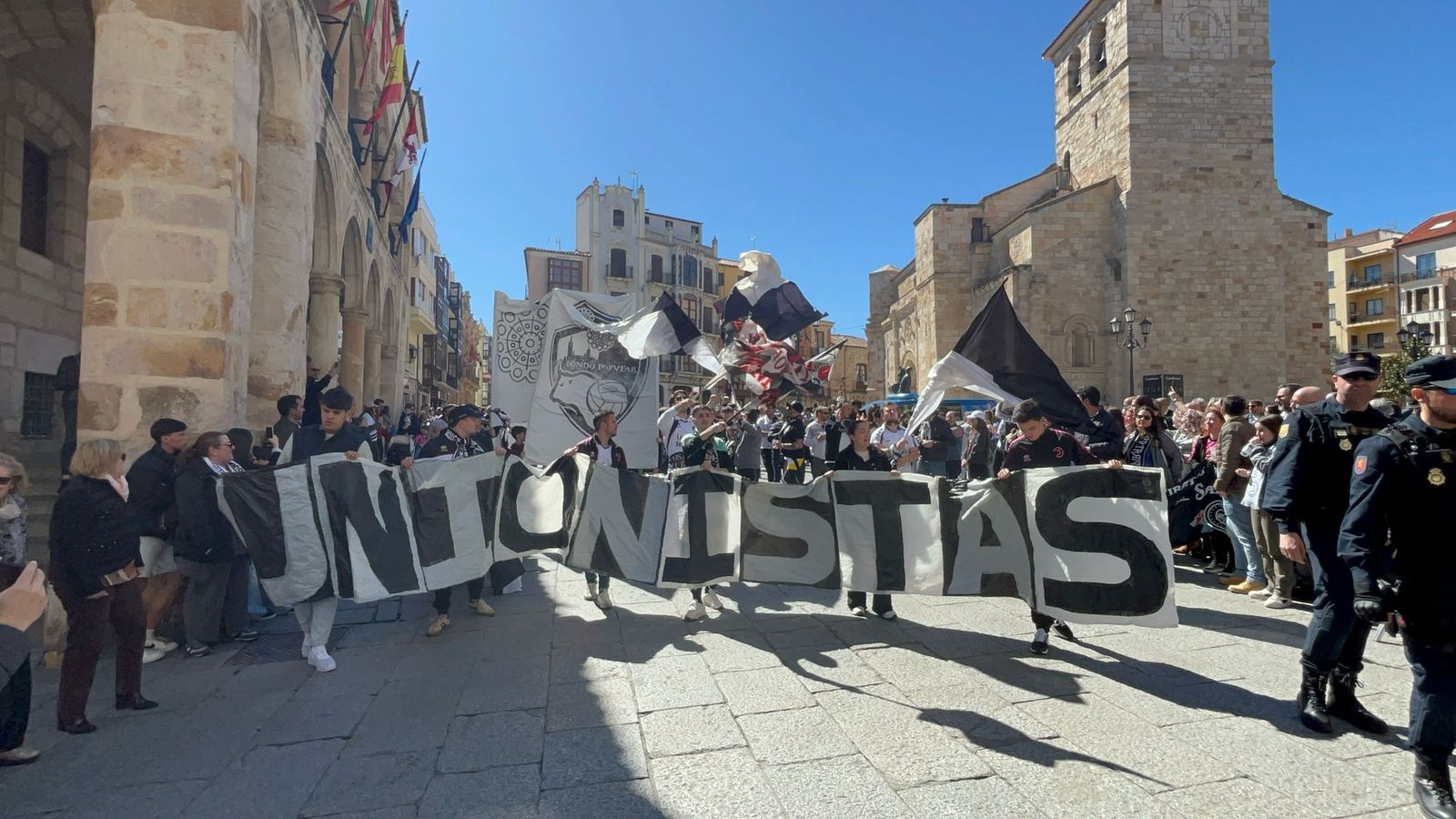 los-aficionados-de-unionistas-toman-las-calles-de-zamora-con-un-doble-corteo-9