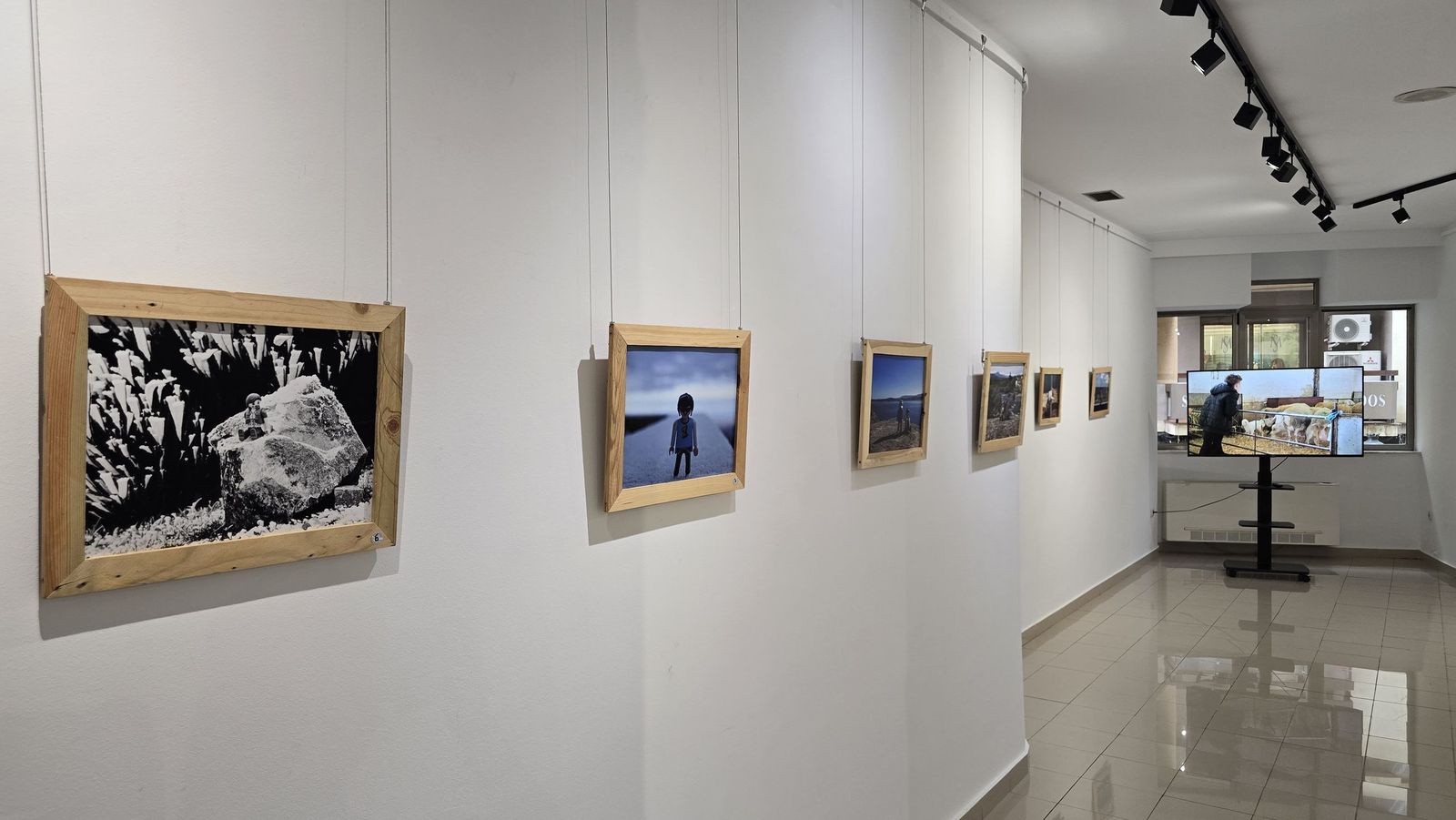 El concejal de Juventud, Pedro Martínez, presenta la exposición ‘Otras Miradas – Exposición de Fotografía con Playmobil’