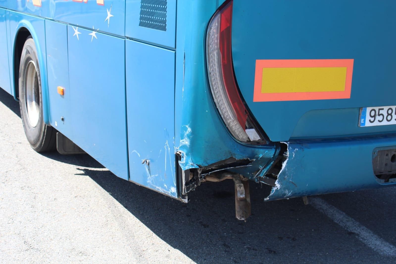 Accidente entre un turismo y un autobús en Cuatro Calzadas