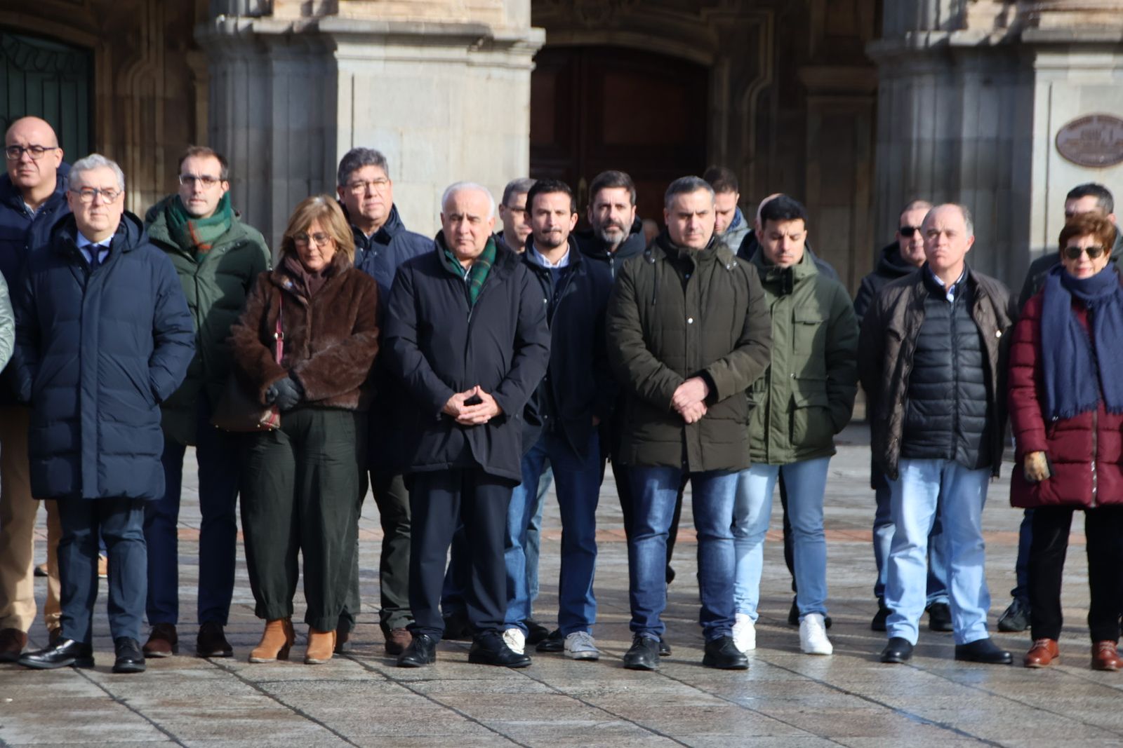 La Corporación municipal guarda un minuto de silencio por las víctimas del accidente ferroviario en la localidad cordobesa de Adamuz