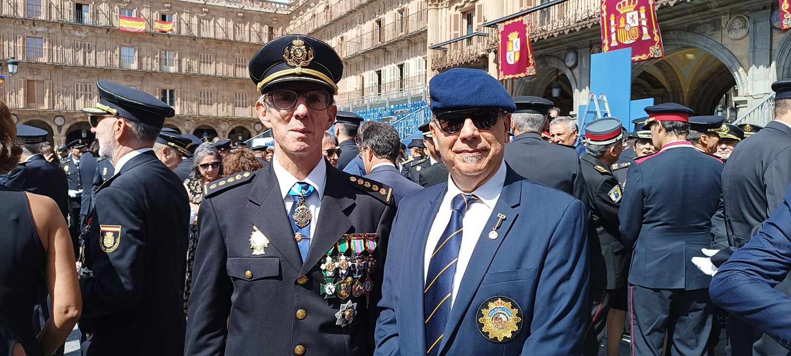 José Antonio García Díez (derecha) en la celebración del Día de la Policía Nacional en la Plaza Mayor de Salamanca, junto a Manuel Yanguas (izquierda), Comisario Principal de la UCSP