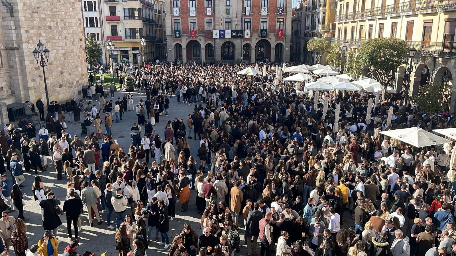 Centenares de personas en la Plaza Mayor de Zamora durante la tarde del Domingo de Ramos