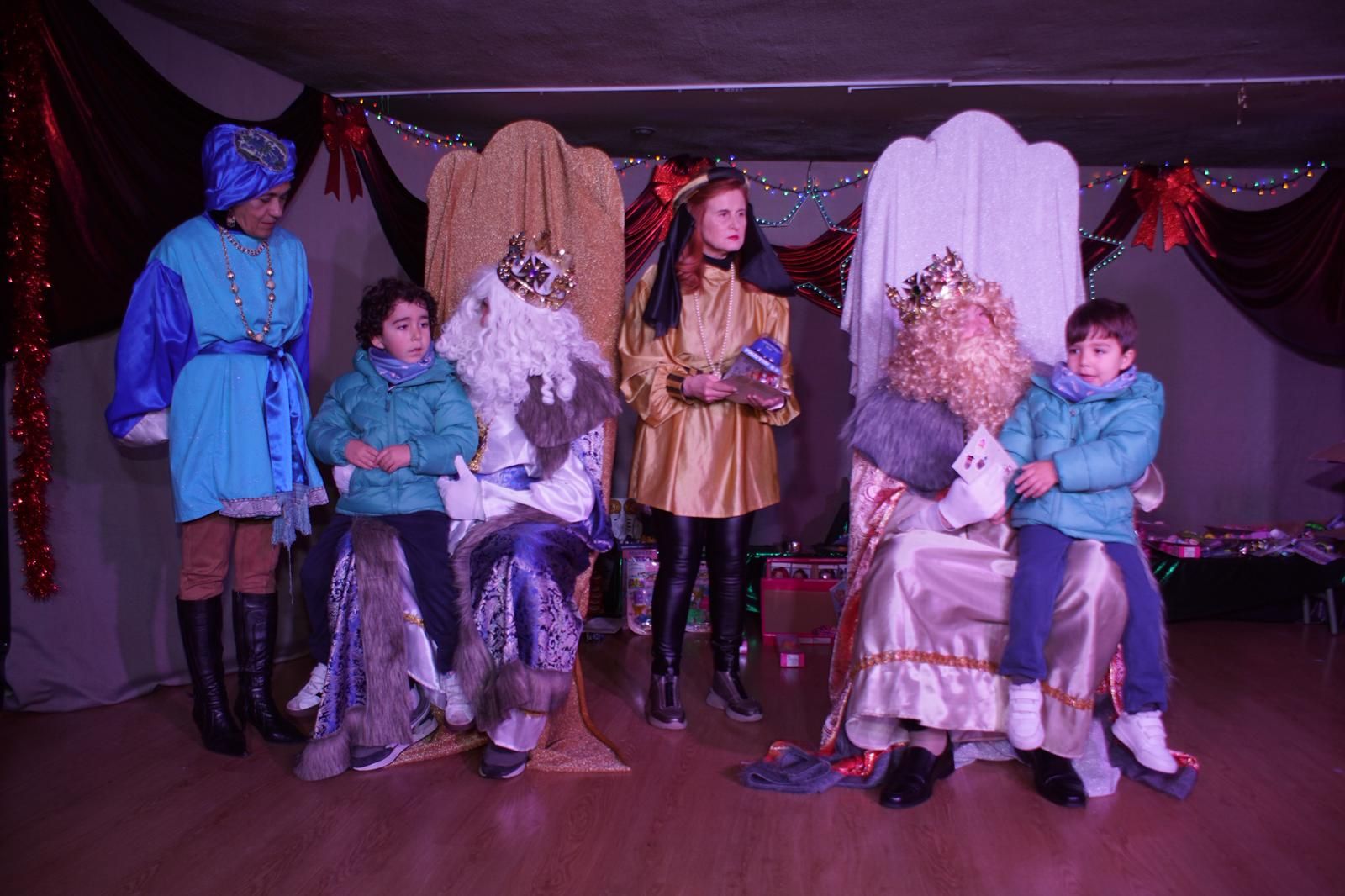 Los Reyes Magos reciben las cartas de los niños de El Encinar