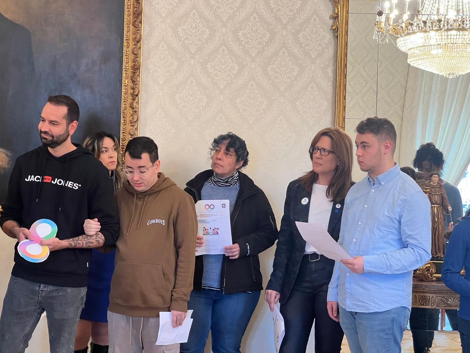 personas-con-tea-visitan-el-ayuntamiento-de-salamanca-en-el-dia-mundial-de-concienciacion-sobre-el-autismo-18