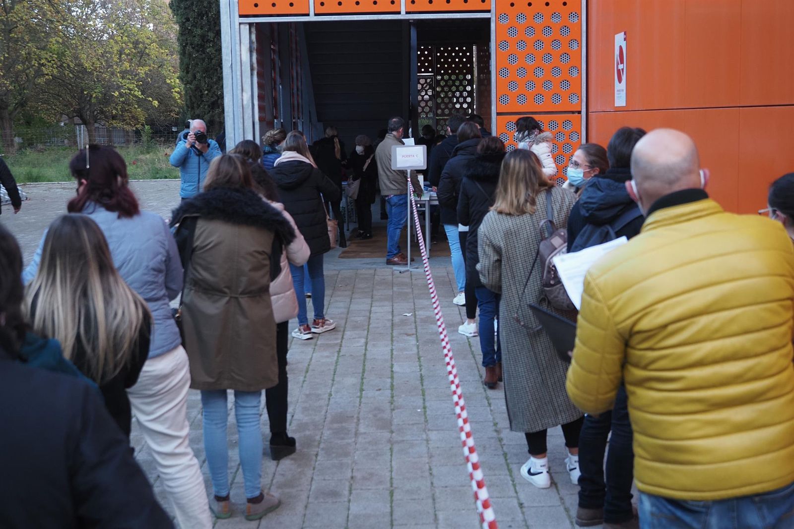 Varias personas hacen cola para presentarse a exámenes para acceder a distintos cuerpos de la Administración General del Estado