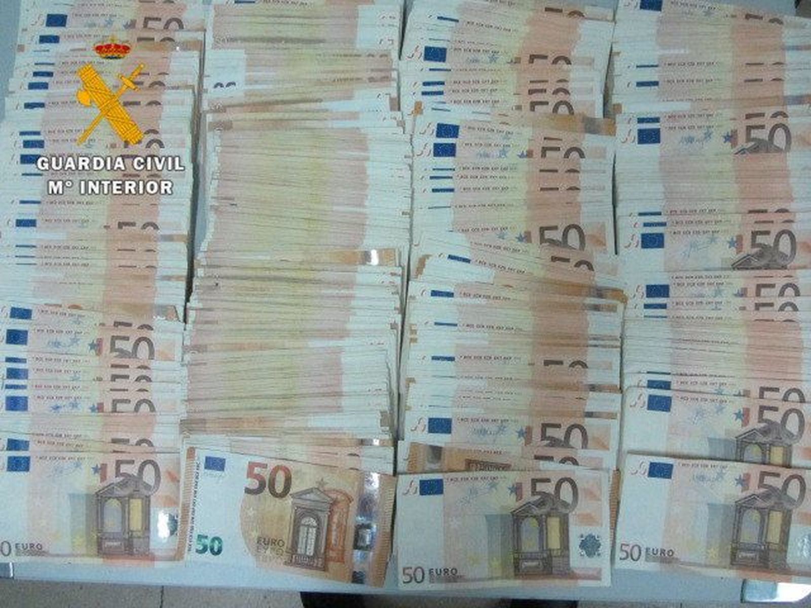 La Guardia Civil interviene casi 25.000 euros a un portugués en la frontera de Fuentes de Oñoro La Guardia Civil interviene casi 25.000 euros a un portugués en la frontera de Fuentes de Oñoro